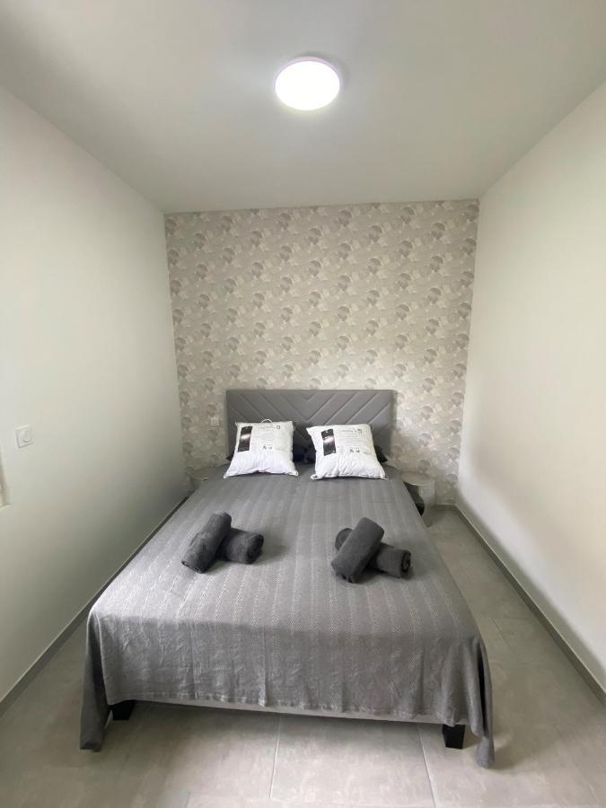 Apartament Logis Dans Ancien Relais De Poste Saint Julien Les Rosiers Zewnętrze zdjęcie