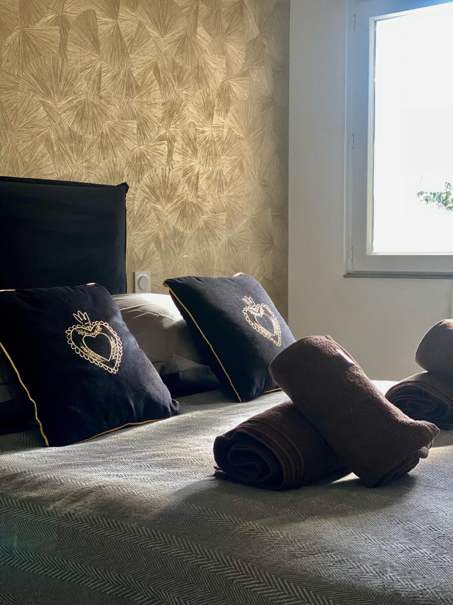 Apartament Logis Dans Ancien Relais De Poste Saint Julien Les Rosiers Zewnętrze zdjęcie