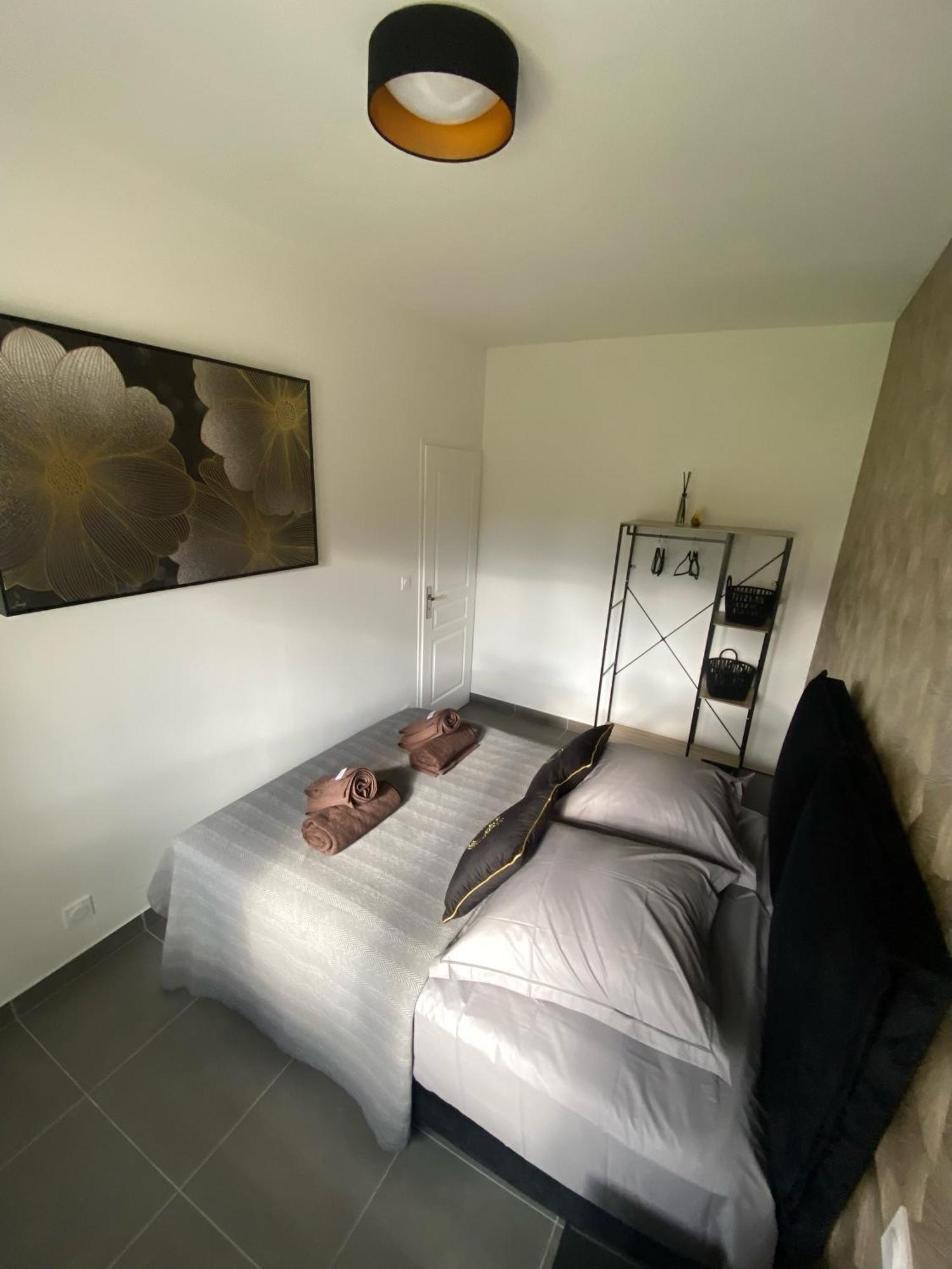 Apartament Logis Dans Ancien Relais De Poste Saint Julien Les Rosiers Zewnętrze zdjęcie