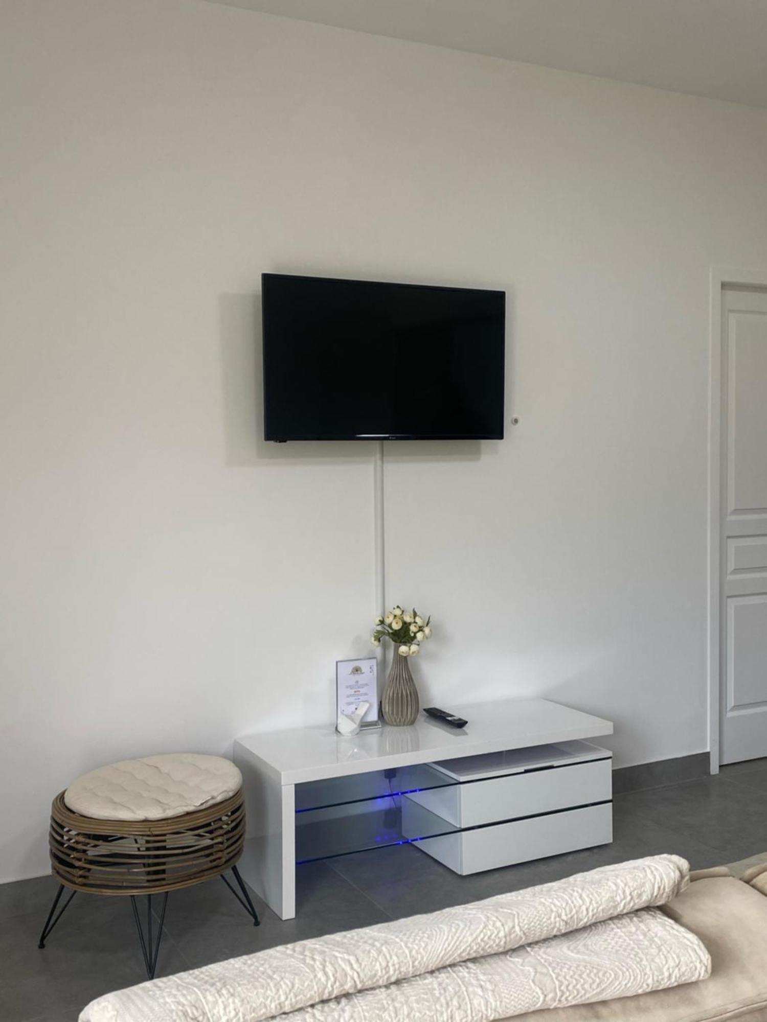 Apartament Logis Dans Ancien Relais De Poste Saint Julien Les Rosiers Zewnętrze zdjęcie